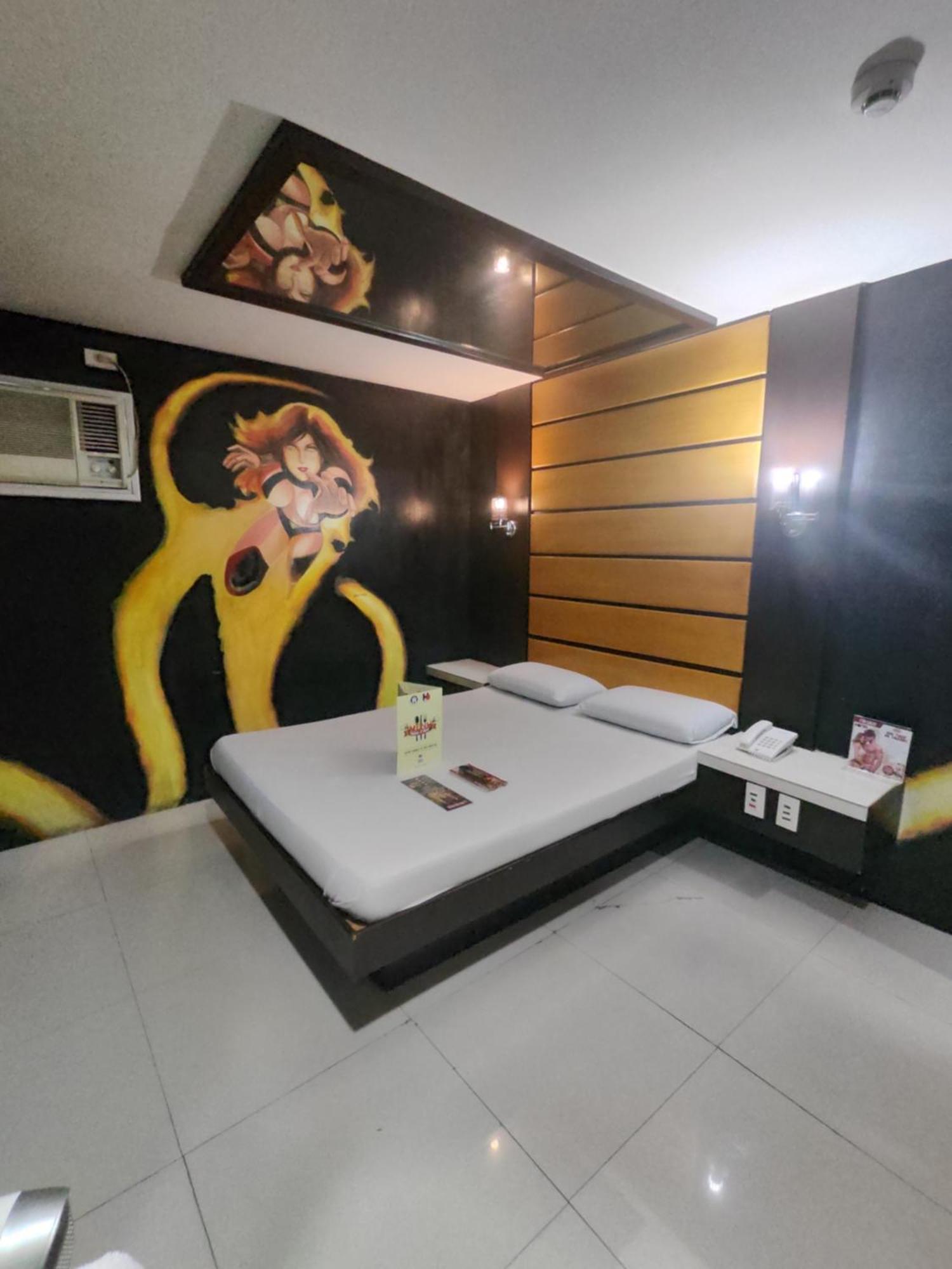 Harts Hotel-Quezon City Bagian luar foto