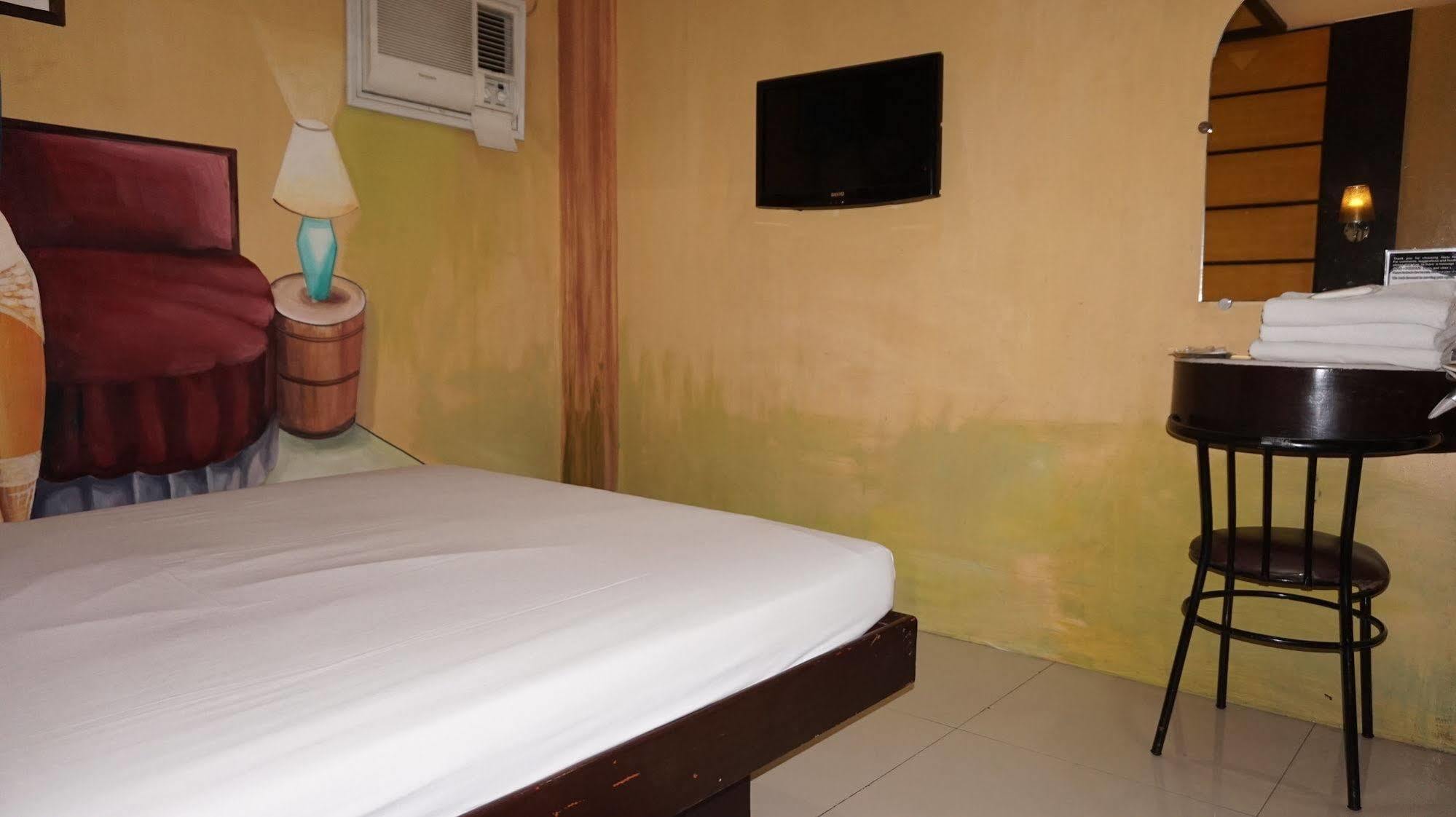 Harts Hotel-Quezon City Bagian luar foto