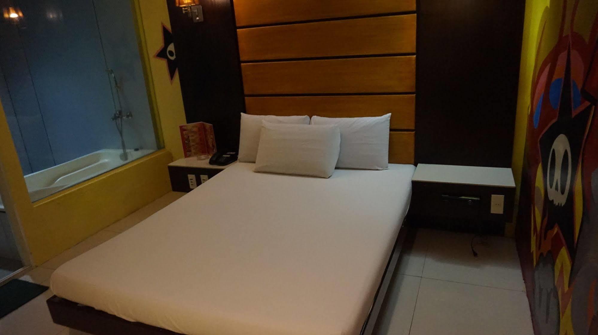 Harts Hotel-Quezon City Bagian luar foto