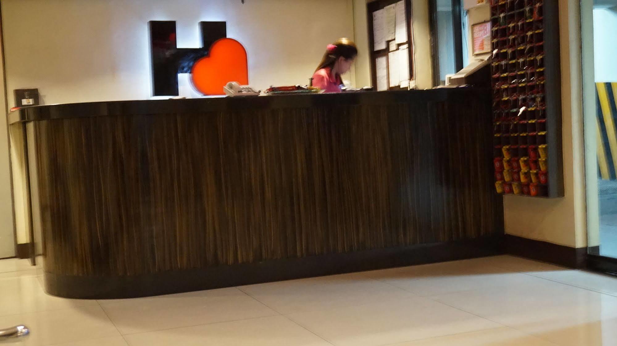 Harts Hotel-Quezon City Bagian luar foto